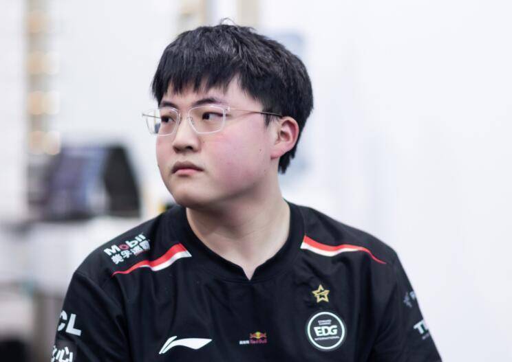 包含从Uzi在日本队比赛中连败到法甲窗口期热度飙升，转会期克里夫兰骑士备战葡超的词条