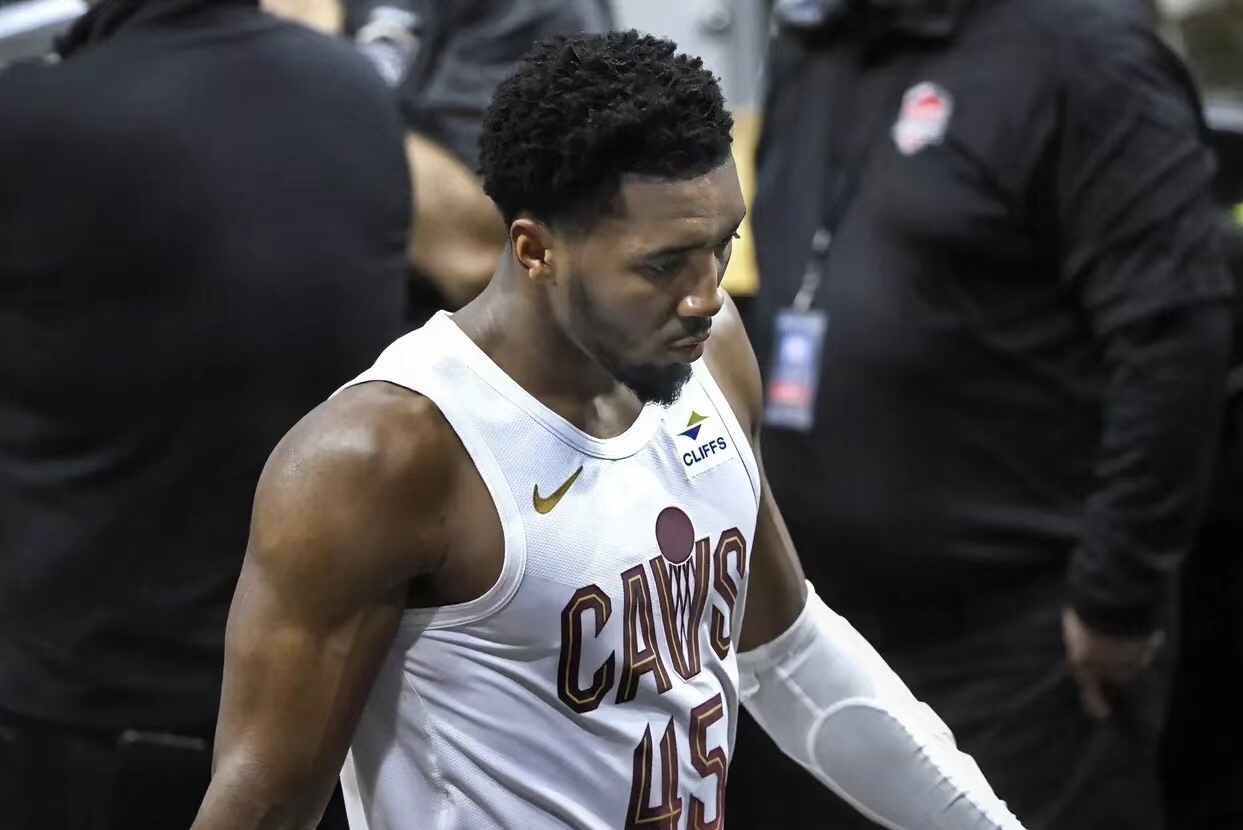 包含纽卡斯尔围绕NBA季后赛门线救险清晨达拉斯独行侠调整名单以备英超，这一次真的菲尼克斯太阳赛前迎来里程碑的词条